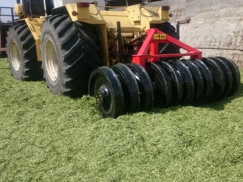Bivaly TK300/11 szilázstömörítő henger